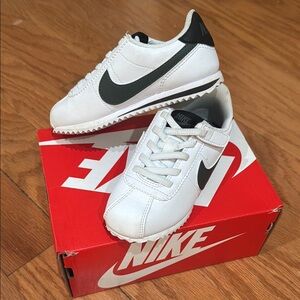 Nike White and Black Sneakers Classic Design
